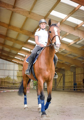 jolie cavalière au trot