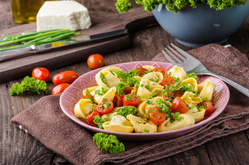 Filled tortellini with herbs, tomatoes