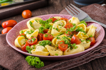 Filled tortellini with herbs, tomatoes