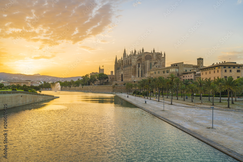 Wall mural cathedral la seu at sunet time, palma de mallorca islands, spain