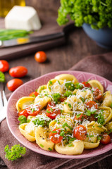 Filled tortellini with herbs, tomatoes