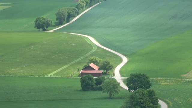 Landschaftspanorama mit Wiesen und Haus bei Andechs, Bayern, 4K