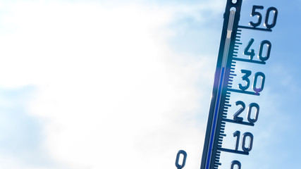 Hitzewelle. Thermometer zeigt 37° Celsius