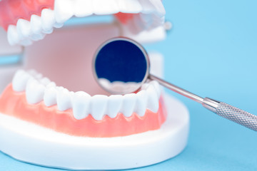 Fototapeta na wymiar Zahnspiegel beim Zahnarzt während einer Untersuchung