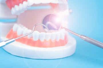 Fototapeta na wymiar Zahninstrumente beim Zahnarzt mit Lichtreflexen