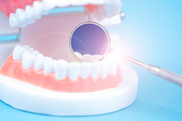Fototapeta na wymiar Zahnspiegel mit Lichtreflex beim Zahnarzt