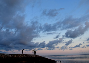 バリ島の海辺の夕暮れ