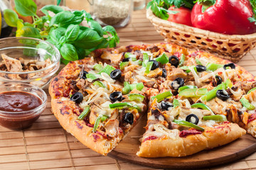 Spicy pizza with chicken gyros