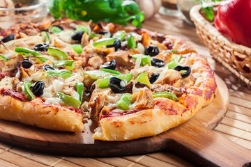Spicy pizza with chicken gyros