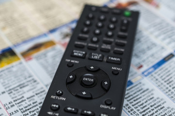 Fernbedienung und Fernsehzeitschrift