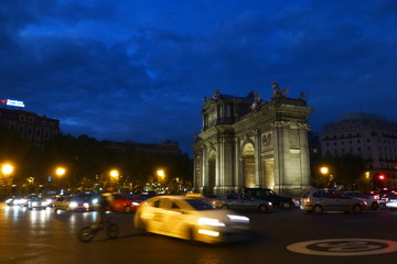 Fototapeta na wymiar Puerta de Alcala junto al Parque del Retiro de Madrid,ciudad y capital de España y de la Comunidad de Madrid.