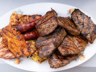 Grillteller mit verschiedenen Fleischsorten 