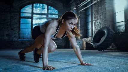 Deurstickers Atletische mooie vrouw doet lopende plank als onderdeel van haar Cross Fitness, Bodybuilding Gym Training Routine. © Gorodenkoff