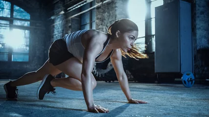 Fotobehang Atletische mooie vrouw doet lopende plank als onderdeel van haar Cross Fitness, Bodybuilding Gym Training Routine. © Gorodenkoff