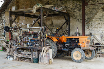 F, Burgund, Departement Côte d'Or, Bèze, Bauernhof, Traktor, Werkstatt