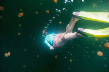 Obraz na płótnie Canvas Tourist snorkeling in Jellyfish Lake