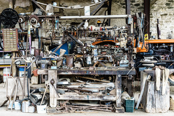 Bauernhof, alter Traktor in Hofwerkstatt mit allen Werkzeugen, Werkstatt mit Chaos und Ordnung zugleich (F, Burgund, Béze)