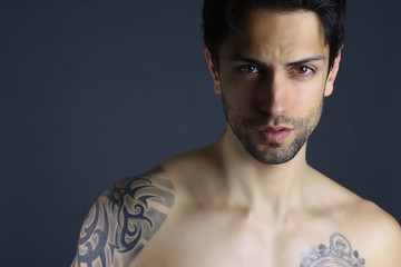 Bel homme brun tatoué 