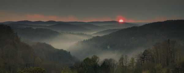 Fränkische Schweiz - Hügelige Waldlandschaft zum Sonnenuntergang mit Nebel in den Tälern und...