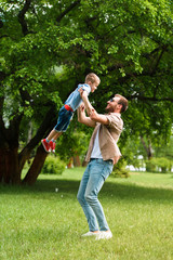 Obraz premium father and son having fun at park