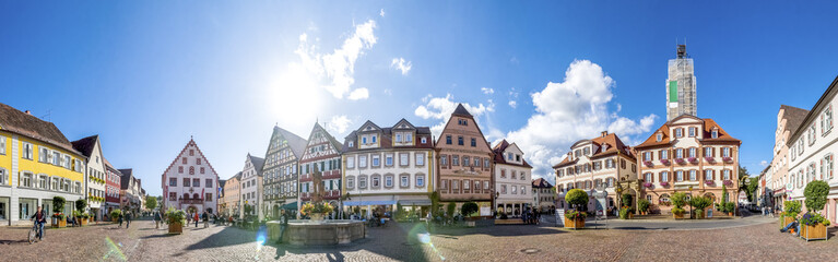 Bad Mergentheim, Marktplatz Panorama mit Rathaus und den Zwillingshäusern  - obrazy, fototapety, plakaty