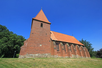 Fototapeta na wymiar Raven: St. Martin-Kirche (1253, Lüneburger Heide) 
