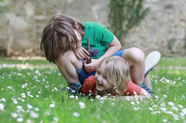 Enfants jouent dans un parc