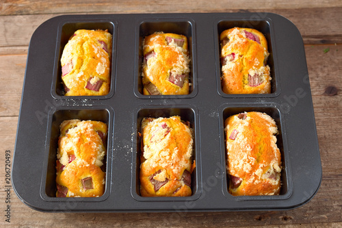 "Mini-Kuchen in einer Backform" Stockfotos und lizenzfreie Bilder auf