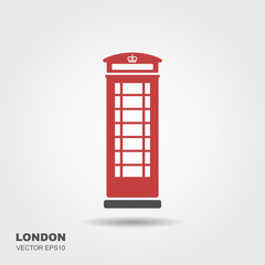 Naklejka premium Budka telefoniczna w Londynie na białym tle.