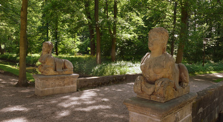 Skulpturen im Schlossgarten von Schloss Molsdorf