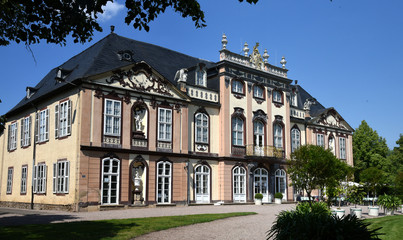 Kulissenartige Schauseite des Lustschlosses Molsdorf