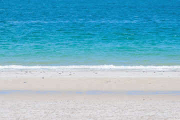Fototapeta na wymiar blur backdrop, beach and blue sea