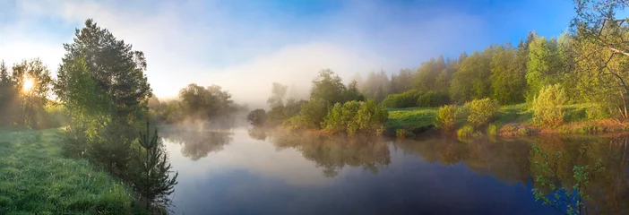 Fototapete Sommer ländliches Panorama mit Fluss, Nebel und Wald bei Sonnenaufgang