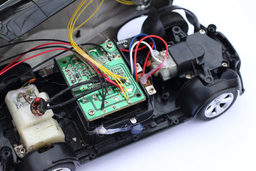 coche teledirigido abierto para hacer una reparación