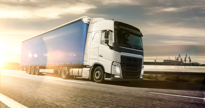 Lkw f&auml;hrt durch Hafen