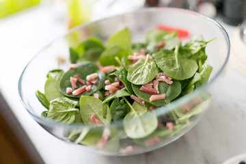 Insalata mediterranea d'estate, con spinacino e pancetta