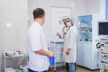 Obraz premium Surgeon gathered with his team of doctors before surgery