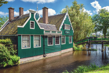 Fototapeta na wymiar Characteristic green Zaans house on the Zaanse Schans