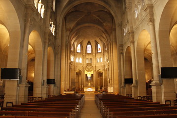 Fototapeta na wymiar Nef de l'église Saint Lambert de Vaugirard à Paris