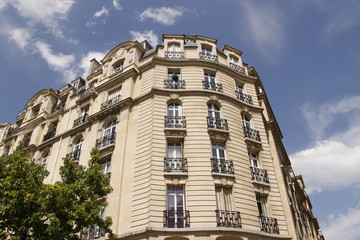 Fototapeta na wymiar Immeuble ancien du quartier de Saint Lambert à Paris