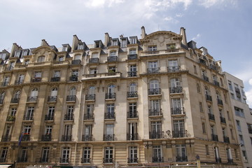 Obraz na płótnie Canvas Immeuble ancien du quartier de Saint Lambert à Paris