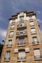 Immeuble en briques du quartier de Saint Lambert à Paris