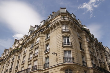 Fototapeta na wymiar Immeuble ancien du quartier de Saint Lambert à Paris