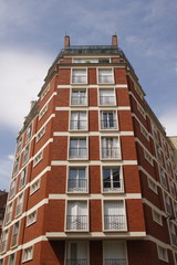 Immeuble en briques rouge du quartier de Saint Lambert &agrave; Paris
