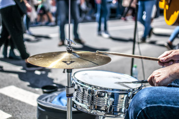 musicista di strada suona la batteria