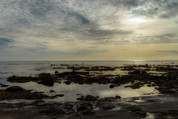 F, Bretagne, Finistère, Küstenlandschaft an der Pointe de Penmarch, Abendstimmung am Meer