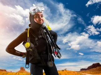 Tableaux sur verre Plonger Female diver in diving gear poses on the beach