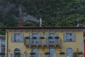 Hausfassade in Riva del Garda mit Stromleitung im HIntergrund