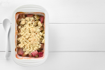 Frischer hausgemachter amerikanischer und englischer Rhabarber Crumble oder Crisp, ein einfacher gebackener Nachtisch aus Frucht und Streusel