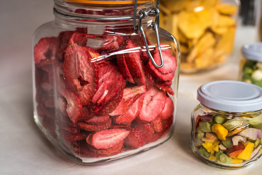 lyophilized fruits in jars